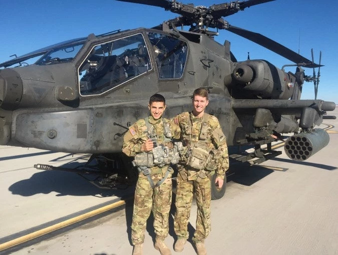 Τραγικό – Σημεία των καιρών! Πιλότοι ελικοπτέρων Απάτσι ενώθηκαν με τα δεσμά του γάμου στη Στρατιωτική Ακαδημία των ΗΠΑ – Φωτογραφίες που σοκάρουν!